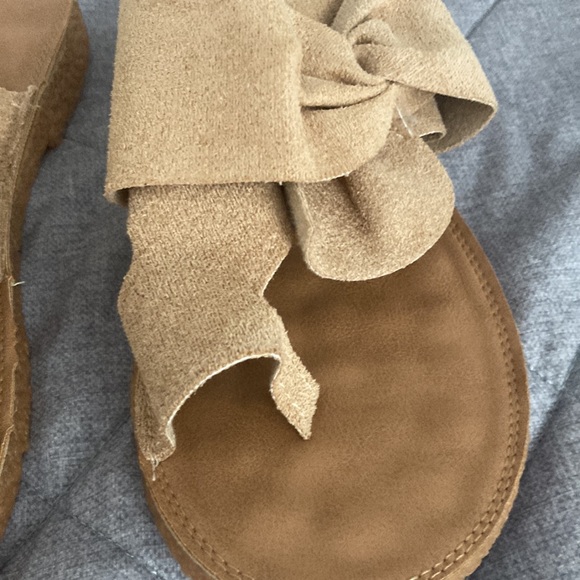 Fashionable Sandals with bow tie designs - Picture 3 of 5